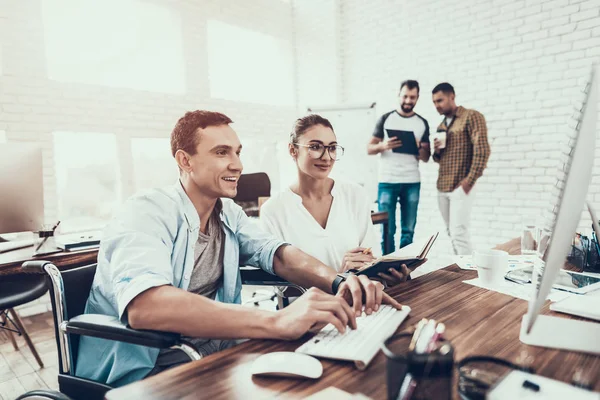 Jóvenes Trabajadores Conversan Oficina Moderna Tormenta Ideas Trabajo Mujer Sonriente — Foto de Stock