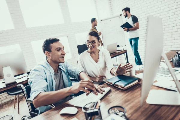 Jóvenes Trabajadores Conversan Oficina Moderna Tormenta Ideas Trabajo Mujer Sonriente — Foto de Stock