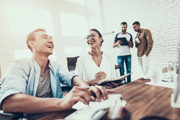 Jóvenes Trabajadores Conversan Oficina Moderna Tormenta Ideas Trabajo Mujer Sonriente — Foto de Stock