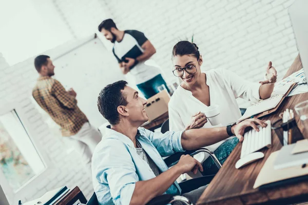 Jóvenes Trabajadores Conversan Oficina Moderna Tormenta Ideas Trabajo Mujer Sonriente — Foto de Stock