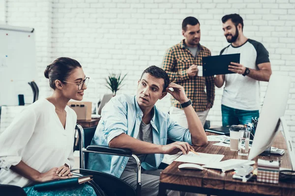 Jonge Werknemers Heb Gesprek Moderne Kantoor Brainstorm Het Werk Lachende — Stockfoto