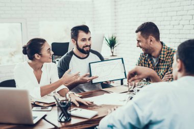 Genç işçiler Modern ofisinde konuşabilir. İş yerinde beyin fırtınası. Gülümseyen kadın. Adam tekerlekli sandalye üzerinde. Gülümseyen Yöneticisi. Office çalışmasında. Sunu planlama. Meslektaşları ile iletişim.