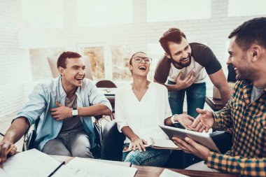 Genç işçiler Modern ofiste sohbet edelim. İş yerinde beyin fırtınası. Gülümseyen kadın. Adam tekerlekli sandalye üzerinde. Gülümseyen Yöneticisi. Office çalışmasında. Genç bir işçi. Meslektaşları ile oturan adam iletişim.
