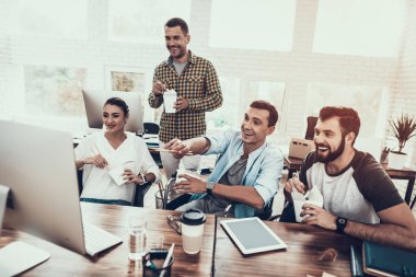 Gençler ofisinde Asya gıda ile yemek. Office çalışmasında. Genç bir işçi. Oturan adam Pizza kutusu. Genç kız bardaklarda. Genç bir işçi. Molada Yöneticisi. Adam tekerlekli sandalye üzerinde.