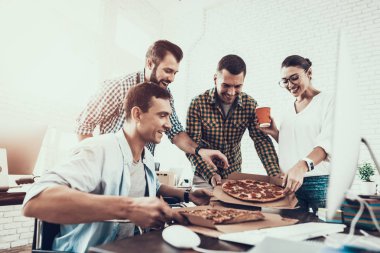Gençler Pizza ile ofiste yemek. Office çalışmasında. Genç bir işçi. Oturan adam Pizza kutusu. Genç kız bardaklarda. Genç bir işçi. Molada Yöneticisi. Adam tekerlekli sandalye üzerinde.