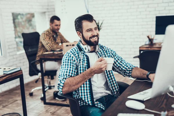 Smiling Bearded Man Sentado Silla Oficina Dispositivo Didital Escritorio Oficina — Foto de Stock