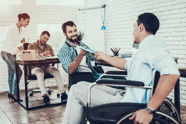 Colleghi Che Aiutano Uomo Sulla Sedia Rotelle Ufficio Giovane Disabile — Foto Stock