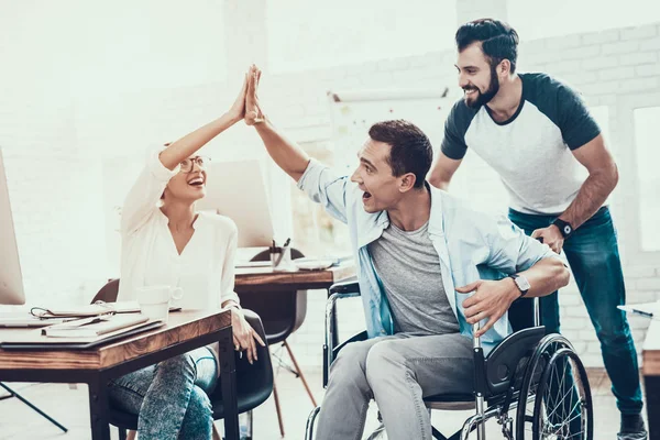 Trabalhadores Felizes Divertir Pausa Escritório Moderno Mulher Sorridente Homem Cadeira — Fotografia de Stock