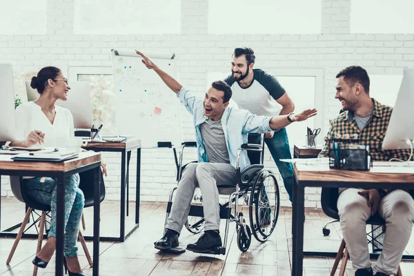 Lavoratori Felici Divertono Durante Pausa Nell Ufficio Moderno Donna Sorridente — Foto Stock