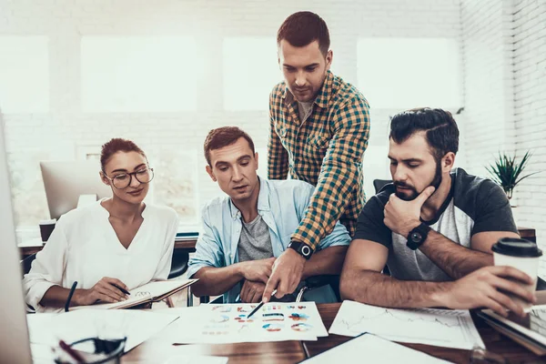 Jóvenes Trabajadores Conversan Oficina Moderna Tormenta Ideas Trabajo Mujer Sonriente — Foto de Stock