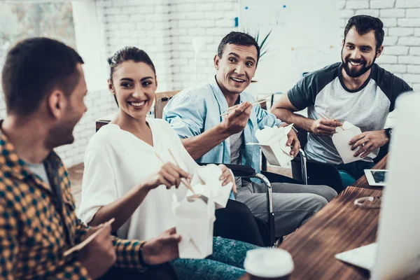 Büro Essen Junge Leute Mit Asiatischem Essen Mittag Teamwork Amt — Stockfoto