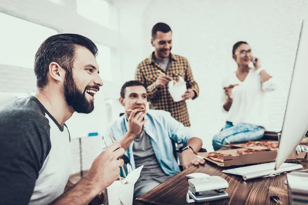 Jovens Almoçam Com Pizza Escritório Trabalho Equipa Escritório Jovem Trabalhador — Fotografia de Stock