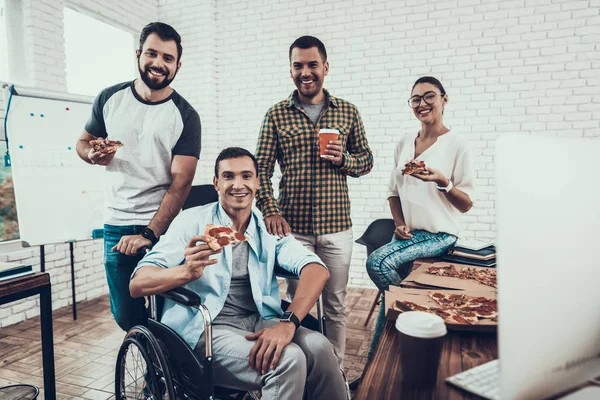 Giovani Pranzano Con Pizza Ufficio Lavoro Squadra Ufficio Giovane Lavoratore — Foto Stock