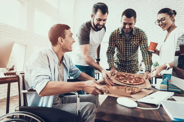 Gençler Pizza Ile Ofiste Yemek Office Çalışmasında Genç Bir Işçi — Stok fotoğraf