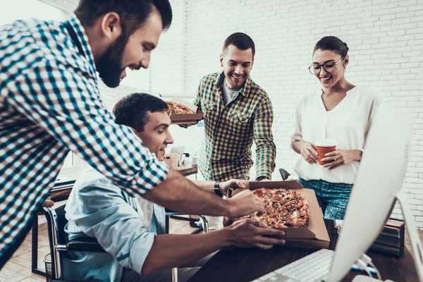 Jovens Almoçam Com Pizza Escritório Trabalho Equipa Escritório Jovem Trabalhador — Fotografia de Stock