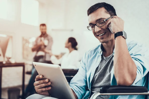 Hombre Gafas Silla Ruedas Con Tablet Office Joven Discapacitado Hombre — Foto de Stock