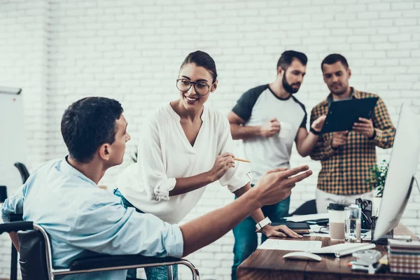 Jóvenes Trabajadores Conversan Oficina Moderna Tormenta Ideas Trabajo Mujer Sonriente — Foto de Stock