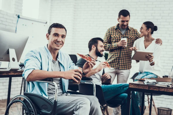 Giovani Pranzano Con Pizza Ufficio Lavoro Squadra Ufficio Giovane Lavoratore — Foto Stock