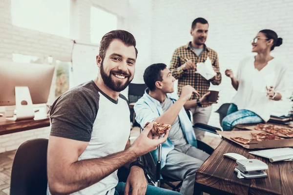 Jovens Almoçam Com Pizza Escritório Trabalho Equipa Escritório Jovem Trabalhador — Fotografia de Stock