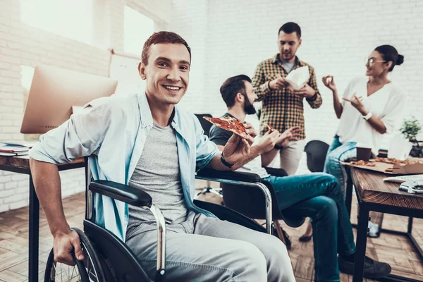 Giovani Pranzano Con Pizza Ufficio Lavoro Squadra Ufficio Giovane Lavoratore — Foto Stock