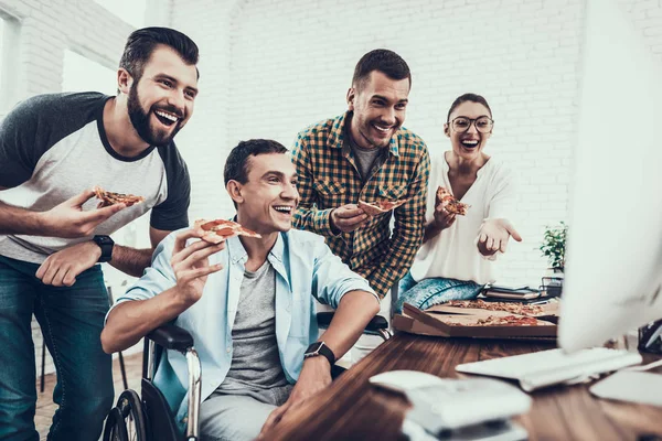 Jovens Almoçam Com Pizza Escritório Trabalho Equipa Escritório Jovem Trabalhador — Fotografia de Stock