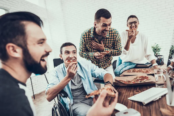Young People Have Lunch Pizza Office Teamwork Office Young Worker — Stock Photo, Image