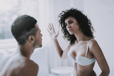 Genç mutsuz çift yatakta evde savunarak. Güzel yatak odasında çakışma olan kadın ve erkek yakışıklı. Hayal kırıklığına uğramış iki having problem. İlişki zorluklar ve Aile kavramı