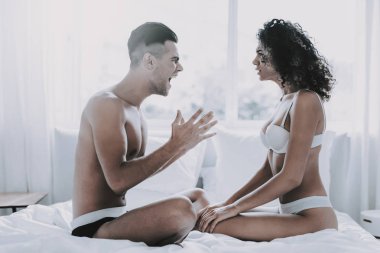 Genç mutsuz çift yatakta evde savunarak. Güzel yatak odasında çakışma olan kadın ve erkek yakışıklı. Hayal kırıklığına uğramış iki having problem. İlişki zorluklar ve Aile kavramı