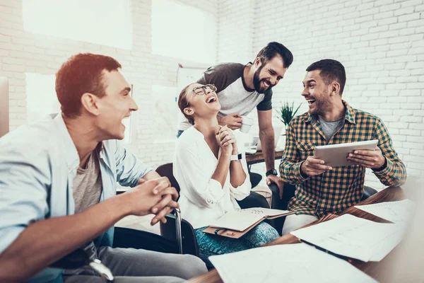 Jovens Trabalhadores Têm Conversação Escritório Moderno Brainstorm Trabalho Mulher Sorridente — Fotografia de Stock