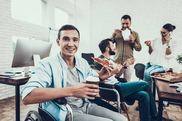 Jovens Almoçam Com Pizza Escritório Trabalho Equipa Escritório Jovem Trabalhador — Fotografia de Stock