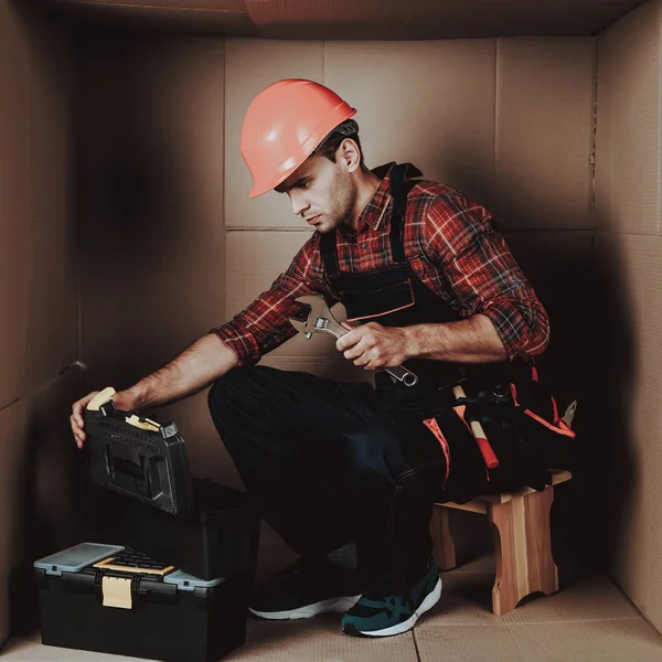 Arbeiter Mit Orangefarbenem Helm Sitzt Einem Karton Junger Mann Uniform — Stockfoto