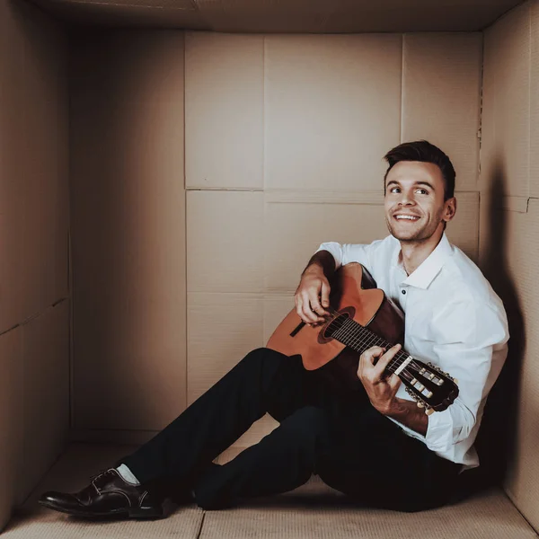 Ein Junger Mann Hemd Spielt Gitarre Einem Karton Junger Mann — Stockfoto