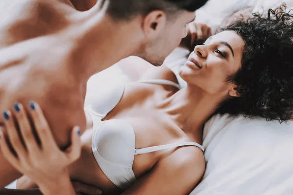 Unga Vackra Paret Underkläder Liggande Sängen Stilig Man Och Attraktiv — Stockfoto