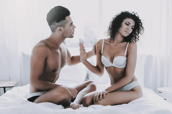 Jovem Casal Infeliz Discutindo Cama Casa Homem Bonito Mulher Bonita — Fotografia de Stock