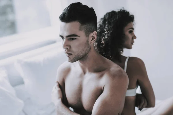 Joven Pareja Infeliz Discutiendo Cama Casa Hombre Guapo Mujer Hermosa —  Fotos de Stock