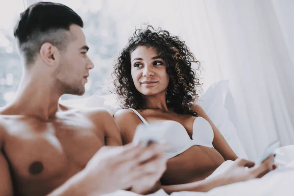 Casal Bonito Jovem Usando Smartphones Cama Mulher Atraente Homem Bonito — Fotografia de Stock