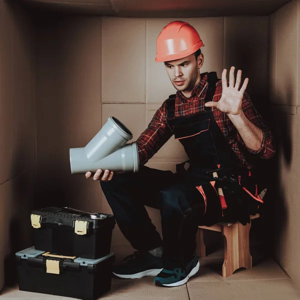 Travailleur Casque Orange Assis Dans Une Boîte Carton Jeune Homme — Photo