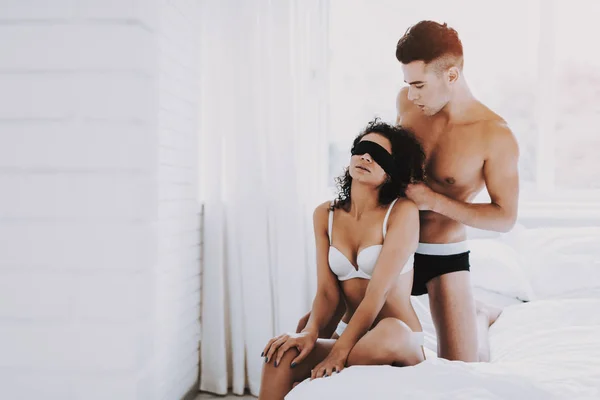 Leidenschaftliches Attraktives Paar Unterwäsche Auf Dem Bett Schöner Mann Bindet — Stockfoto