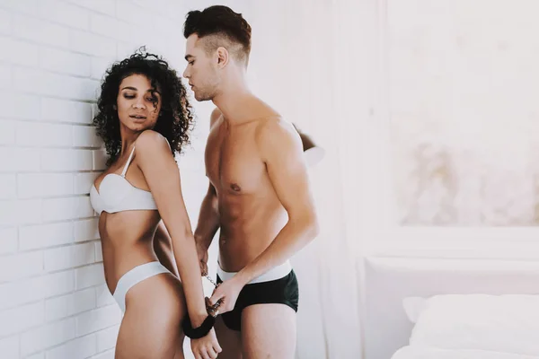 Jóvenes Amantes Atractivos Usando Esposas Dormitorio Joven Pareja Hermosa Ropa —  Fotos de Stock