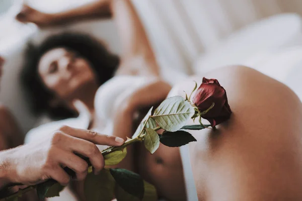 Közelkép Ember Ölelés Legszebb Nőjét Rose Fiatal Gyönyörű Pár Fehérnemű — Stock Fotó