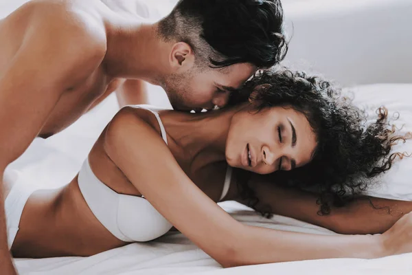 Genç Güzel Çift Yatakta Yatarken Çamaşırı Yakışıklı Çekici Kadın Öpüşme — Stok fotoğraf
