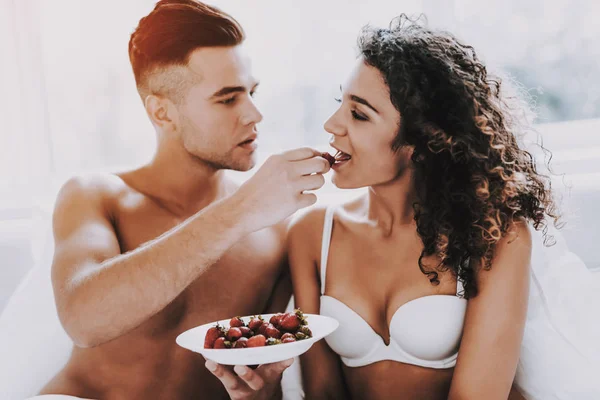 Casal Romântico Feliz Comendo Morangos Cama Casal Bonito Novo Roupa — Fotografia de Stock