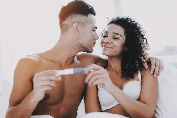 Lyckliga Unga Paret Tittar Graviditet Test Vackra Leende Kvinna Och — Stockfoto
