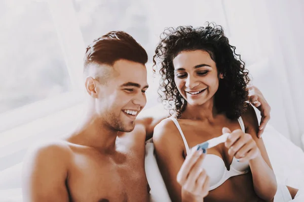 Feliz Casal Jovem Olhando Para Teste Gravidez Mulher Sorridente Bonita — Fotografia de Stock