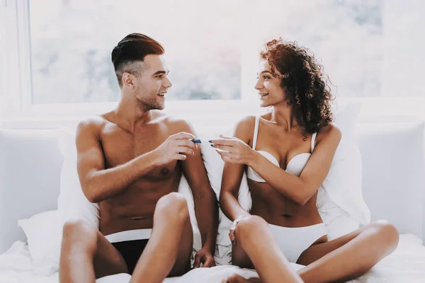 Feliz Casal Jovem Olhando Para Teste Gravidez Mulher Sorridente Bonita — Fotografia de Stock