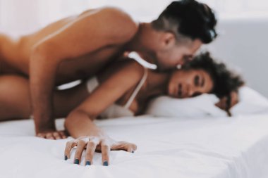 Genç güzel çift yatakta yatarken iç çamaşırı. Yakışıklı çekici kadın öpüşme. Tutkulu romantik çift evde seks yapmak. Tutku, samimi ilişki ve aşk kavramı