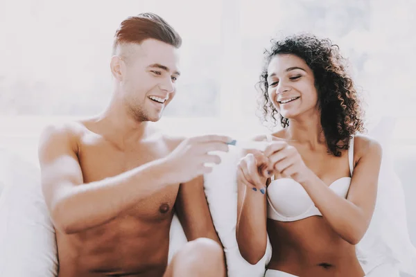 Glückliches Junges Paar Beim Betrachten Eines Schwangerschaftstests Schöne Lächelnde Frau — Stockfoto
