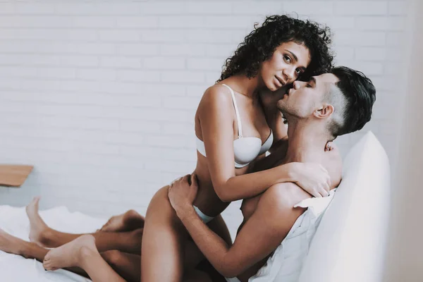 Unga Vackra Paret Underkläder Liggande Sängen Stilig Man Kysser Attraktiv — Stockfoto