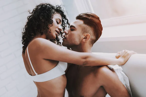 Jeune Beau Couple Sous Vêtements Couché Sur Lit Bel Homme — Photo