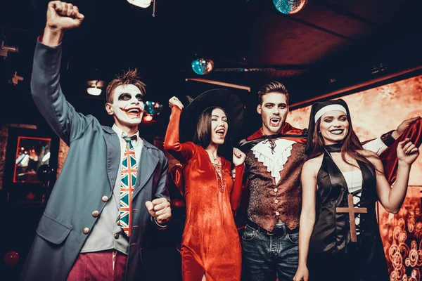 Gruppo Amici Costumi Halloween Danza Giovani Sorridenti Che Indossano Costumi — Foto Stock